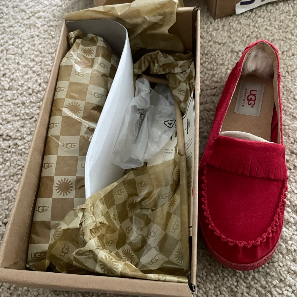 Ugg Australia Junior Suede Comfort Slip On Loafer shoes sz 3. brand new in box.